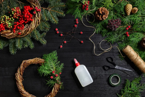 Fabricante de decoração de Natal com suas próprias mãos. Grinalda de Natal para o feriado. A celebração do ano novo. Vista superior — Fotografia de Stock