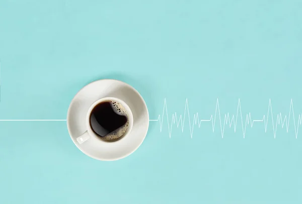 Café vigorizante por la mañana despierta la cabeza y hace que el corazón lata . — Foto de Stock