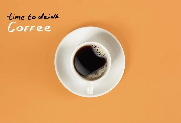 블랙 커피 "커피를 마시는 시간"의 컵의 상위 글자 오렌지 배경에 고립 — 스톡 사진