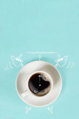 Saat. Saati ile taze espresso fincan oturum üzerinde mavi arka plan