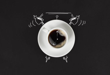 Saat. Saati ile taze espresso fincan siyah arka plan üzerine işaret