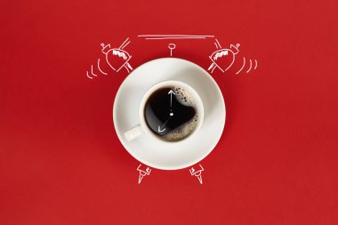 Saat. Saati ile taze espresso fincan kırmızı zemin üzerine işaret