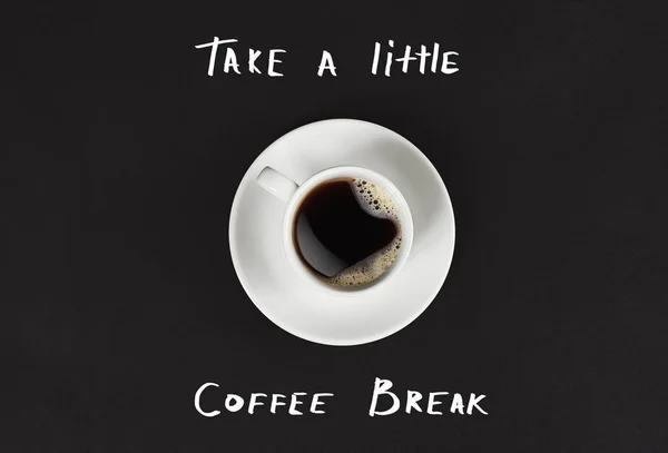블랙 커피와 컵의 상위 뷰 조금 커피 브레이크 글자 검은색에 고립 — 스톡 사진