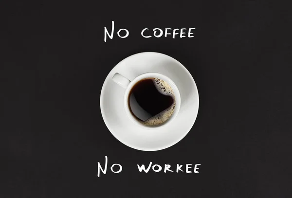Vista superior de la taza de café negro y café No hay letras workee aislado sobre fondo negro — Foto de Stock