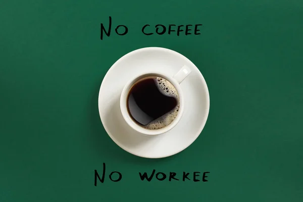 Vista superior de la taza de café negro y No hay café No hay letras de workee aislado sobre fondo verde — Foto de Stock