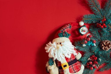 Noel süslemeleri sıcak kırmızı zemin üzerine. Noel ve yeni yıl tema. Metin, dilek, logo için yer. Yukarı alay.