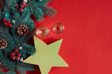 Noel süslemeleri sıcak kırmızı zemin üzerine. Noel ve yeni yıl tema. Metin, dilek, logo için yer. Yukarı alay.