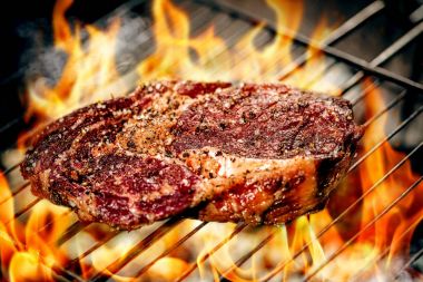 Sıcak Baharatlı biftek süslenmiş sıcak kömürlerin üzerinde bir yaz barbekü ızgara.