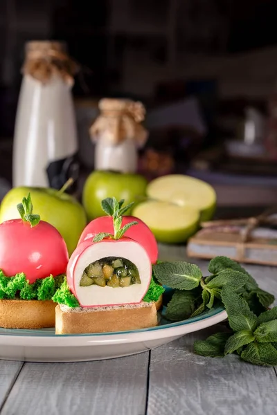 Κέικ που καλύπτεται με ροζ γλάσο. Πολυτελή ευρωπαϊκά επιδόρπιο που μοιάζουν με ένα μήλο με πράσινο φύλλο — Φωτογραφία Αρχείου