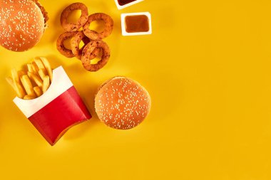 Fast food ve sağlıksız beslenme kavramı - kadar yakın lokanta aperatifler Sarı zemin üzerine
