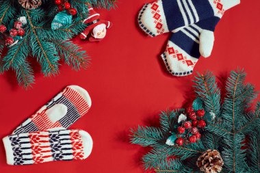 Noel süslemeleri sıcak kırmızı zemin üzerine. Noel ve yeni yıl tema. Metin, dilek, logo için yer. Yukarı alay.