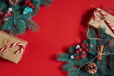 Noel süslemeleri sıcak kırmızı zemin üzerine. Noel ve yeni yıl tema. Metin, dilek, logo için yer. Yukarı alay.