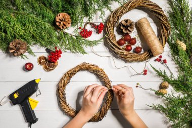 Noel çelenk dekorasyonu ile el yapımı DIY, bunu kendiniz tarafından.
