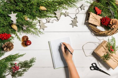 Ardıç dalları bir Noel dekorasyonu ile. Noel, yeni yıl arka plan. İğne yapraklı dallar, ardıç, defter ve bir kalem.