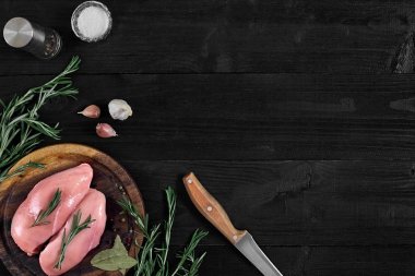 Ayarlama, görünümü top çiğ tavuk göğsü ve bir rustik ahşap baharat