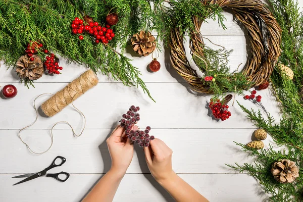 Decoração de grinalda de Natal com DIY artesanal, faça sozinho . — Fotografia de Stock