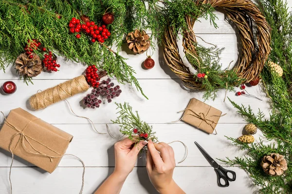 Decoração de presente de Natal com DIY artesanal em um fundo de madeira branca. Fá-lo sozinho . — Fotografia de Stock