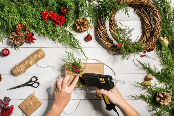 Jul gåva dekoration med handgjorda Diy på en vit trä bakgrund. Göra det själv. — Stockfoto