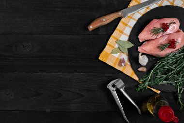 Malzemeler siyah arduvaz masada yemek ile çiğ tavuk fileto. Gıda arka plan. Üstten Görünüm, kopya alanı.