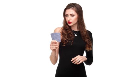 Onun elinde, beyaz arka plan üzerinde poker kavram yalıtım seksi kıvırcık saçlı esmer iki as ile poz kartları