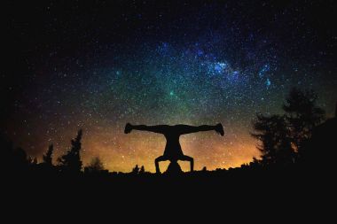 Yoga ve siluet gece yıldızlı gökyüzü arka plan dans.