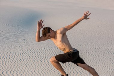 Hızlı kum üzerinde koşan adam uygun. Güçlü runner yaz açık eğitim.