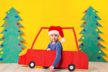 Kırmızı Noel araba çocuk. Xmas tatil kavramı