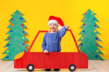 Çocuk Noel şapka karton bir araba ile. Noel kavramı. Yeni yıl tatilleri.