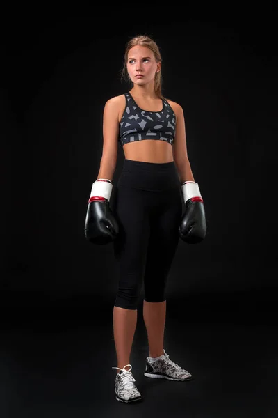Hermosa atleta femenina en guantes de boxeo . —  Fotos de Stock