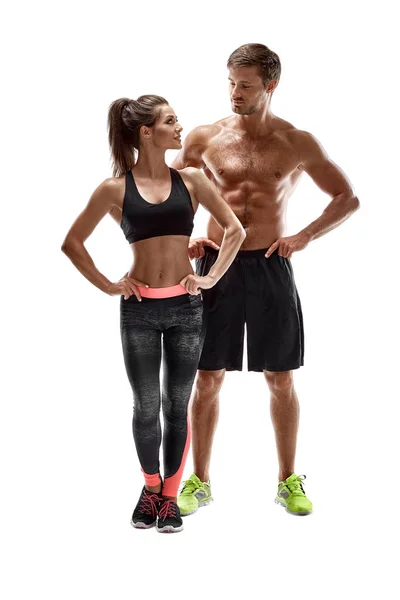 Esporte, fitness, conceito de treino. Fit casal, homem musculoso forte e mulher magra posando em um fundo branco — Fotografia de Stock