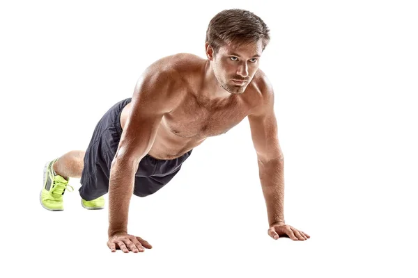 Tryck upp kondition man gör push-up kroppsvikt träning på gym golv. Idrottsman tränar bröstet muskler styrketräning inomhus — Stockfoto