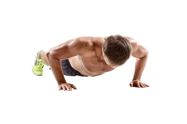 Подтолкните фитнес-человека, делающего упражнения для отжимания на полу спортзала. Спортсмен тренирует мышцы груди в помещении — стоковое фото
