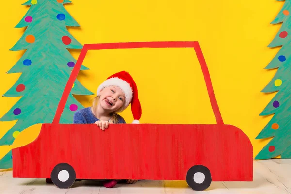 Παιδί σε κόκκινο αυτοκίνητο Χριστούγεννα. Χριστουγεννιάτικες διακοπές έννοια — Φωτογραφία Αρχείου