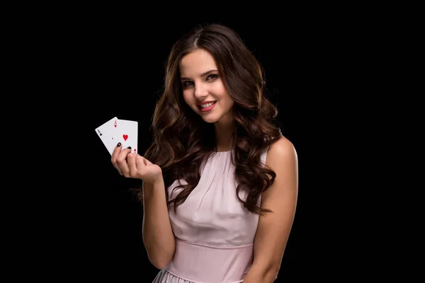 Sexy hårbrunette med chips i hendene, pokerkonsept svart bakgrunn – stockfoto