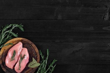 Ayarlama, görünümü top çiğ tavuk göğsü ve bir rustik ahşap baharat