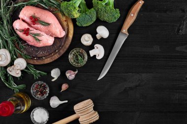 Çiğ tavuk göğsü fileto otlar, baharatlar ve sebzeler ile ahşap kesme tahtası üzerinde. Kopya alanı ile Üstten Görünüm