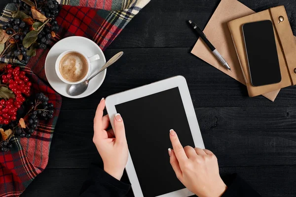 Жінки тримають планшет з чорним екраном над столом з чашкою кави і розумним — стокове фото