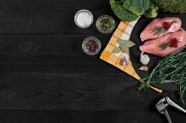 Malzemeler siyah arduvaz masada yemek ile çiğ tavuk fileto. Gıda arka plan. Üstten Görünüm, kopya alanı.