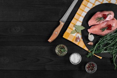 Malzemeler siyah arduvaz masada yemek ile çiğ tavuk fileto. Gıda arka plan. Üstten Görünüm, kopya alanı.