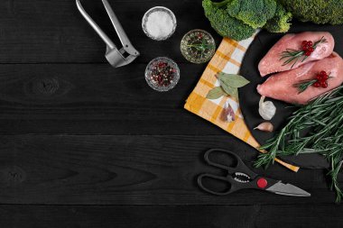 Malzemeler siyah arduvaz masada yemek ile çiğ tavuk fileto. Gıda arka plan. Üstten Görünüm, kopya alanı.