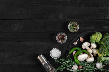 baharatlar ve otlar bir kara tahta üzerinde taze mantar.