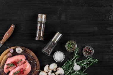 Ayarlama, görünümü top çiğ tavuk göğsü ve bir rustik ahşap baharat