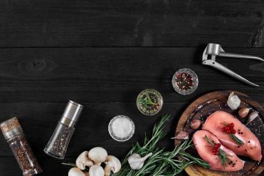 Ayarlama, görünümü top çiğ tavuk göğsü ve bir rustik ahşap baharat