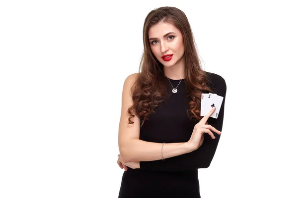 Sexy lockiges Haar brünett posiert mit zwei Assen Karten in ihren Händen, Poker-Konzept Isolation auf weißem Hintergrund — Stockfoto