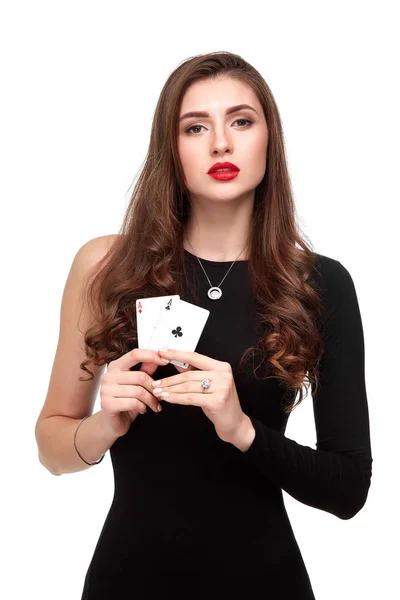 Sexy capelli ricci bruna in posa con due carte assi nelle sue mani, isolamento concetto di poker su sfondo bianco — Foto Stock