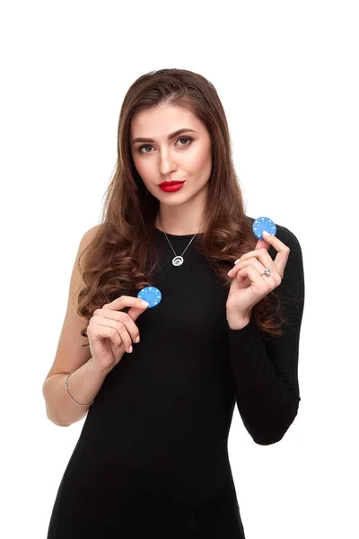 Sexy lockiges Haar brünett posiert mit Chips in den Händen, Poker-Konzept Isolation auf weißem Hintergrund — Stockfoto