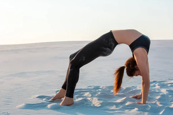 Fitness Yoga Frau dehnt sich auf Sand. fitte Sportlerin in Yoga-Pose. — Stockfoto