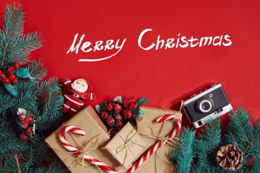 Köknar şube ve hediye kutu kırmızı zemin üzerine