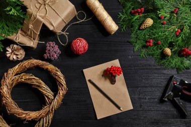 Yemeği hediyeler ve verilirse, şube ve ahşap masa üstünde alet çeki düzen vermek.