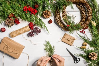 En iyi eller görünümünü yeni yıl hediyesi sarın. Yemeği hediyeler ve verilirse, şube ve ahşap masa üstünde alet çeki düzen vermek.